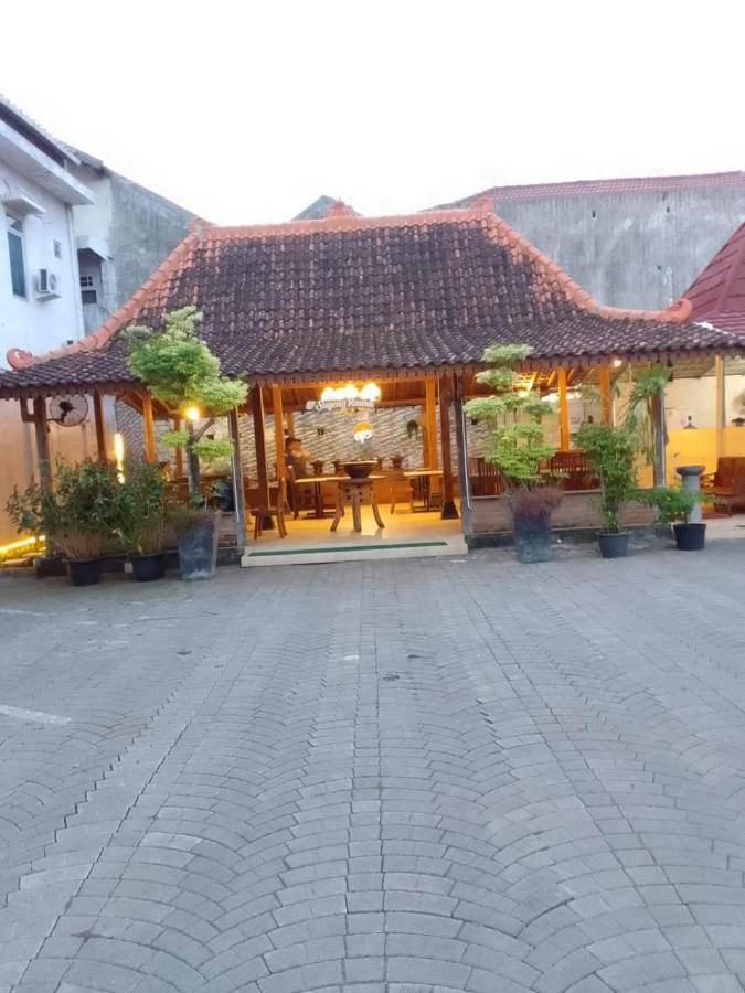 Cabin Hotel Sutomo Джок'якарта Екстер'єр фото