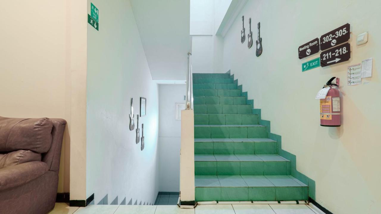Cabin Hotel Sutomo Джок'якарта Екстер'єр фото