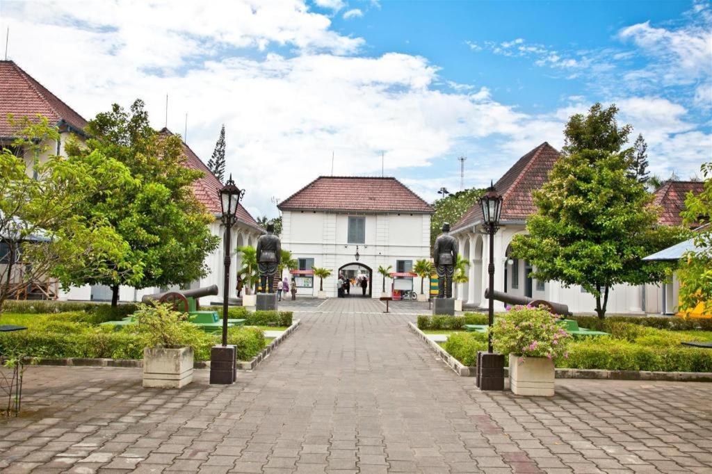 Cabin Hotel Sutomo Джок'якарта Екстер'єр фото