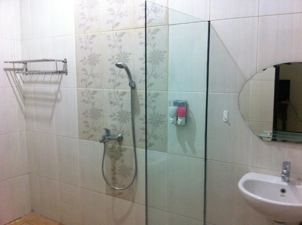 Cabin Hotel Sutomo Джок'якарта Номер фото