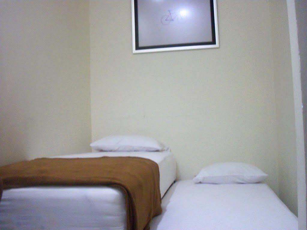 Cabin Hotel Sutomo Джок'якарта Екстер'єр фото