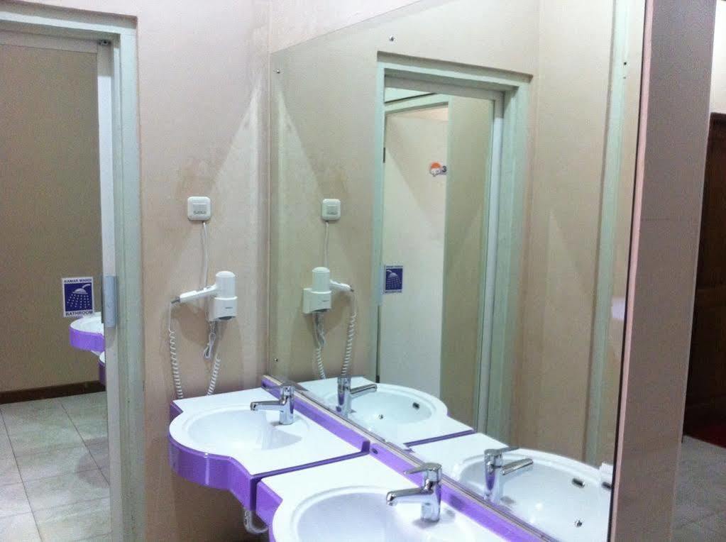 Cabin Hotel Sutomo Джок'якарта Екстер'єр фото