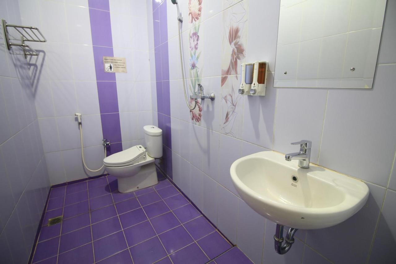 Cabin Hotel Sutomo Джок'якарта Екстер'єр фото